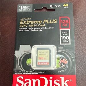 Andis Extreme PLUS 128GB SDXC UHS-I Card - Red and Black